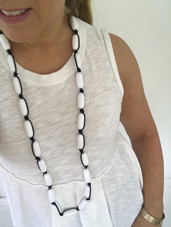 Evie Marques Midi necklace Marshmallow on black cord